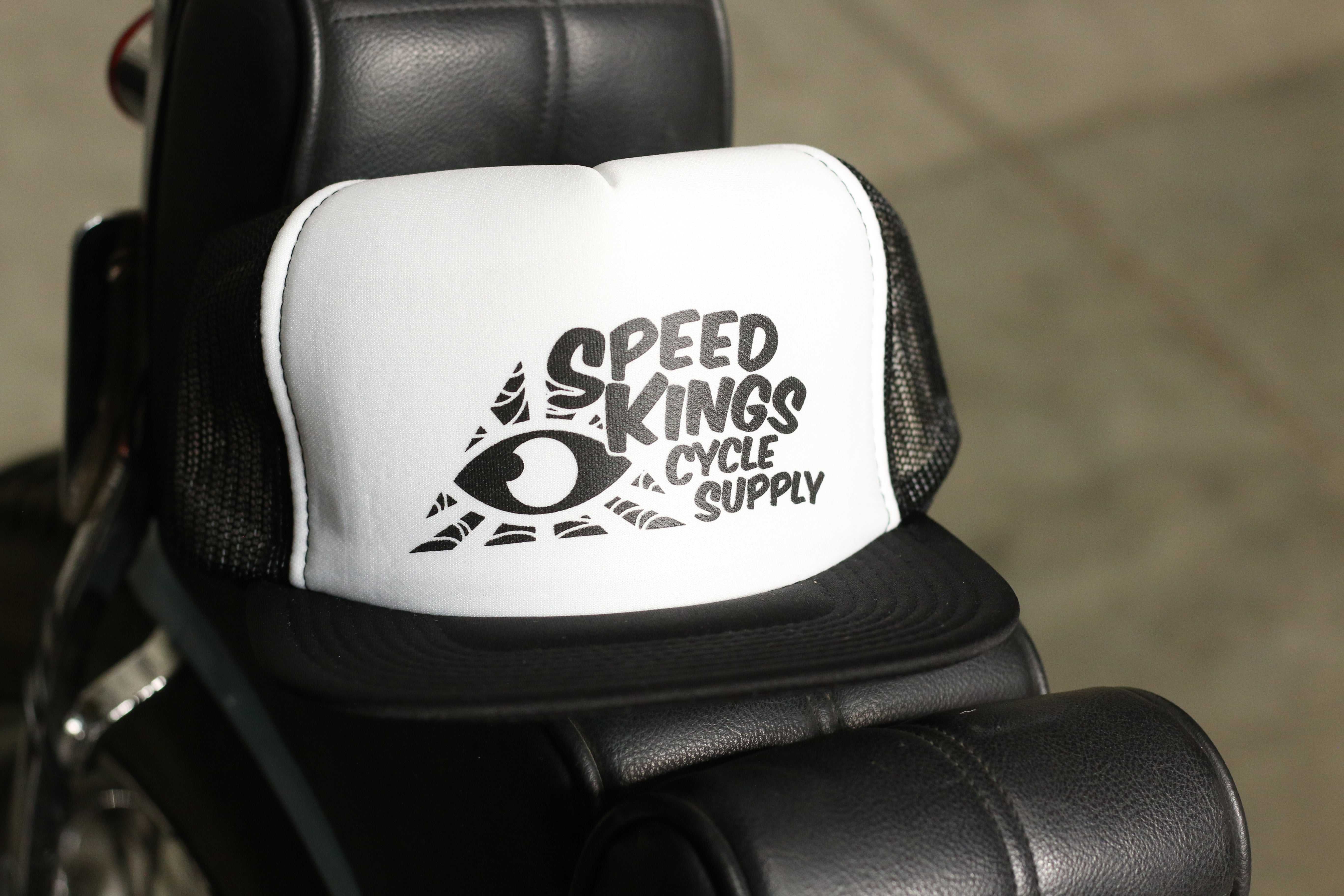 Speed-Kings-Zyklus, Flat Bill Trucker-Mütze mit weißem Panel