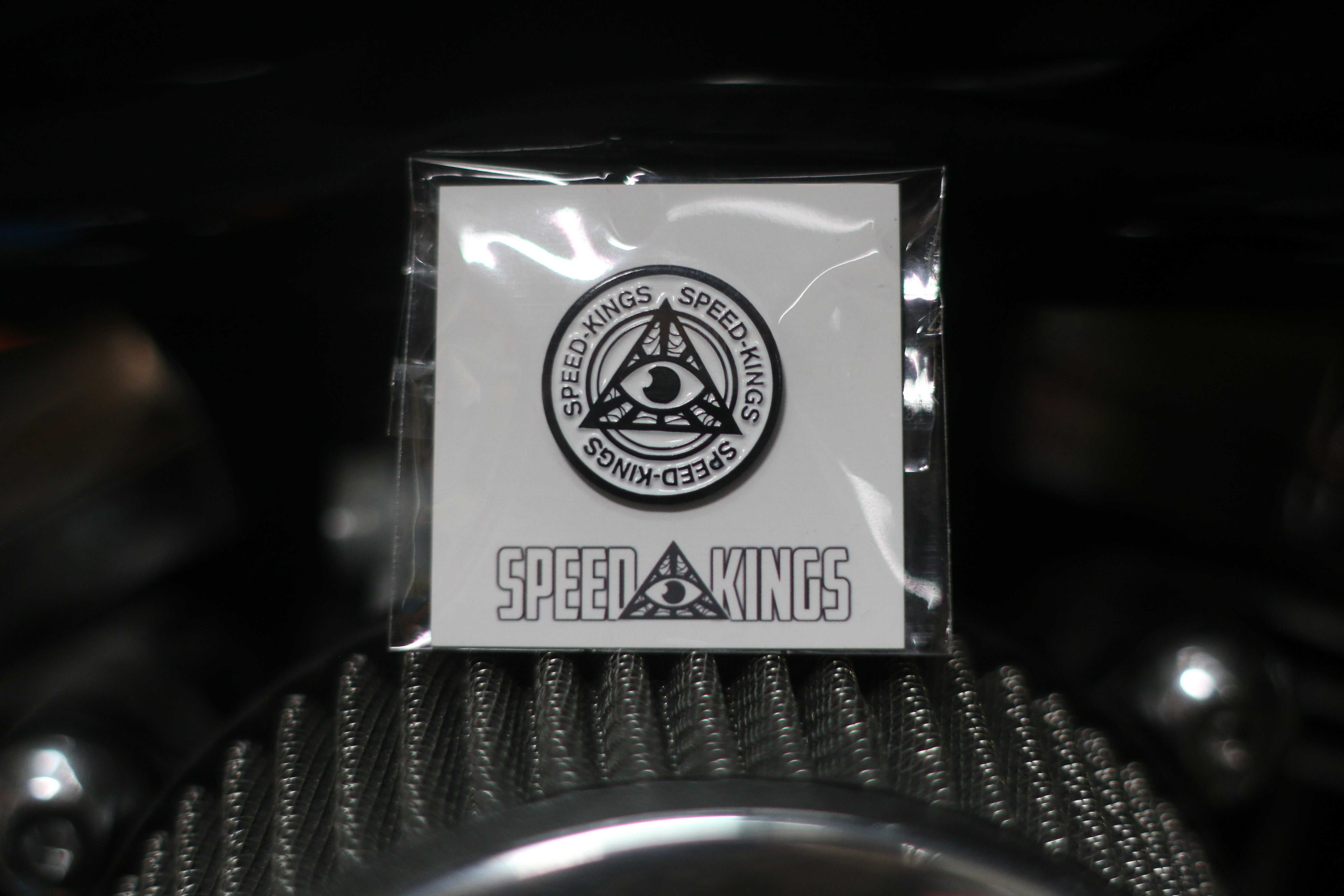 Speed-Kings-Zyklus, SPEED KINGS – EMAILLE PIN MIT LOGO