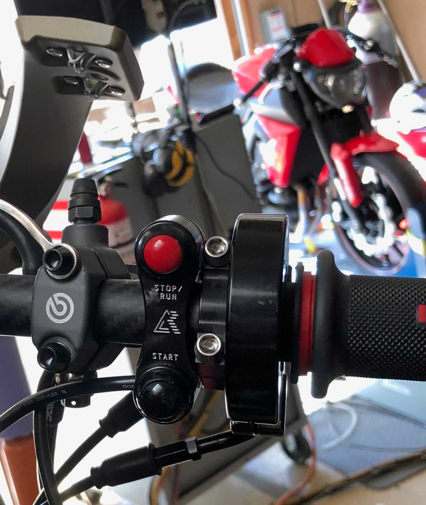 Apex Racing-Entwicklung, Yamaha YZF-R3 2015+ Motor-Start-/Stoppschalter + Domino XM2 Schnelldrehgas